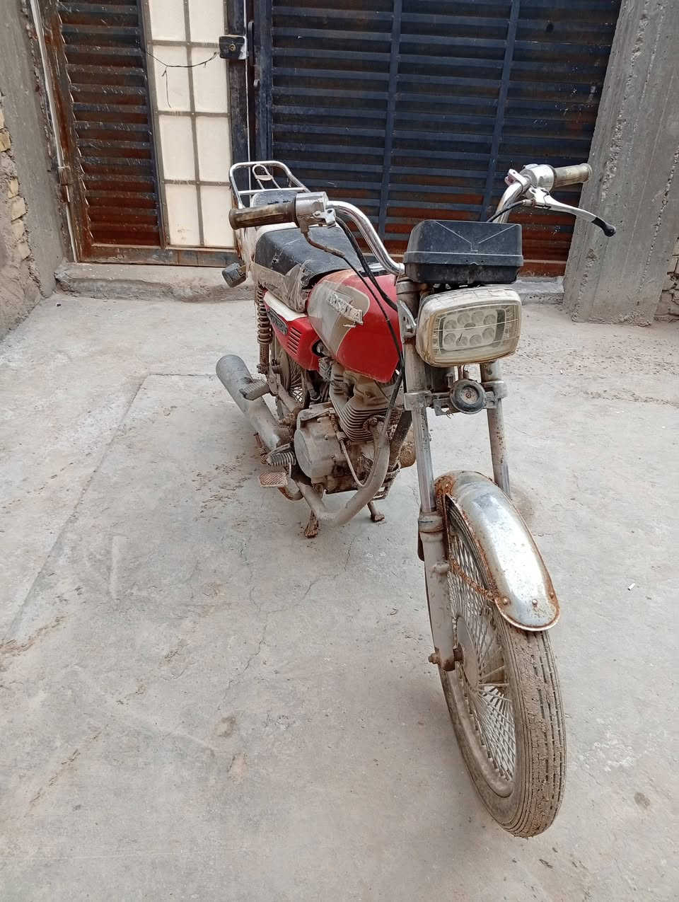 السلام عليكم للبيع ربعه كير ارشه وراق اصولي كامله موديل 15 دراجه كايمه بس شغاله دراجه حلوه ونضيفه شراي يتصل عل رقم‏‪0780 412 6820‬‏ مكاني بابل حله مركز السعر 300
