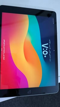 آيباد ٩ • ٦٤ • شاحن وضمان