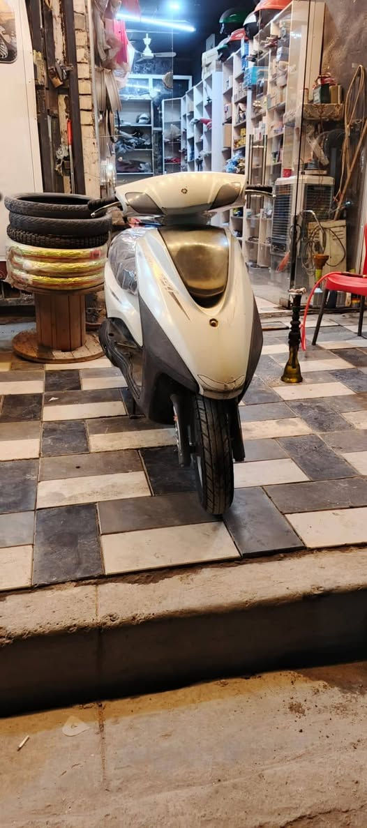 السلام عليكم دراجه بريز كلش نضيفه مكينه بل كارتون بس بيها ملاحضات بل كفر دراجه شوكت ما تجيها نكره الله شاهد قبل 3 اشهر من نزلتها من الرمبه بس انهملت الدراجه 
السعر 625 وبيها مجال 
***********
