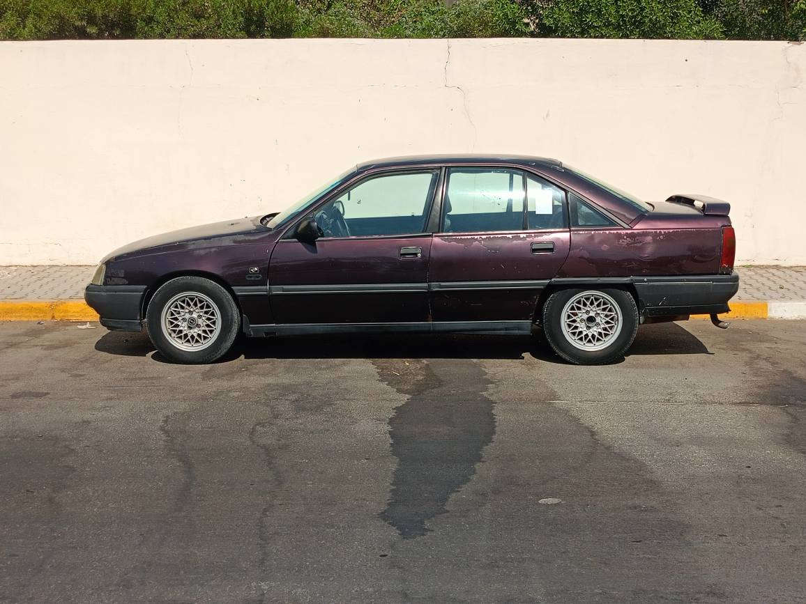 السلام عليكم 
اوبل اوميكا موديل 90 مكينه 20 كير اوتماتيك 
السياره اصل تبريد بس عاطل 
 رقم بغداد انكليزي بسمي مكاني بغداد الكرخ 
محرك خير من الله الكير مرات يأخر على البك 
باقي النمر طبيعيه
كهربائيات كله شغاله عده طوافة البانزين واكفه
باتري جديد جامه اماميه جديده كشرها بلادي رايده 30 ورقه وبيه مجال 
 للاستفسار الاتصال  *********** بغداد, العراق
