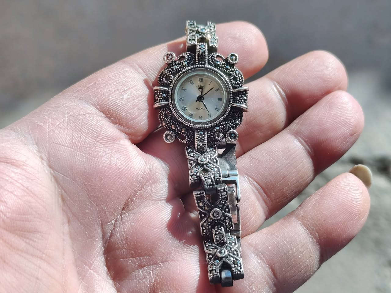 السلام عليكم ساعه فضه ثقيله نضافه 100 /100 شغاله قطعه تحفه السعر 125 الف بيها مجال للطلب ***********
