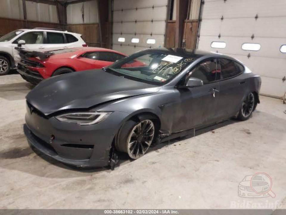 Tesla S
2022
Dual motor
Long Range 
32000 mile

35000 $

*********** واتساب
