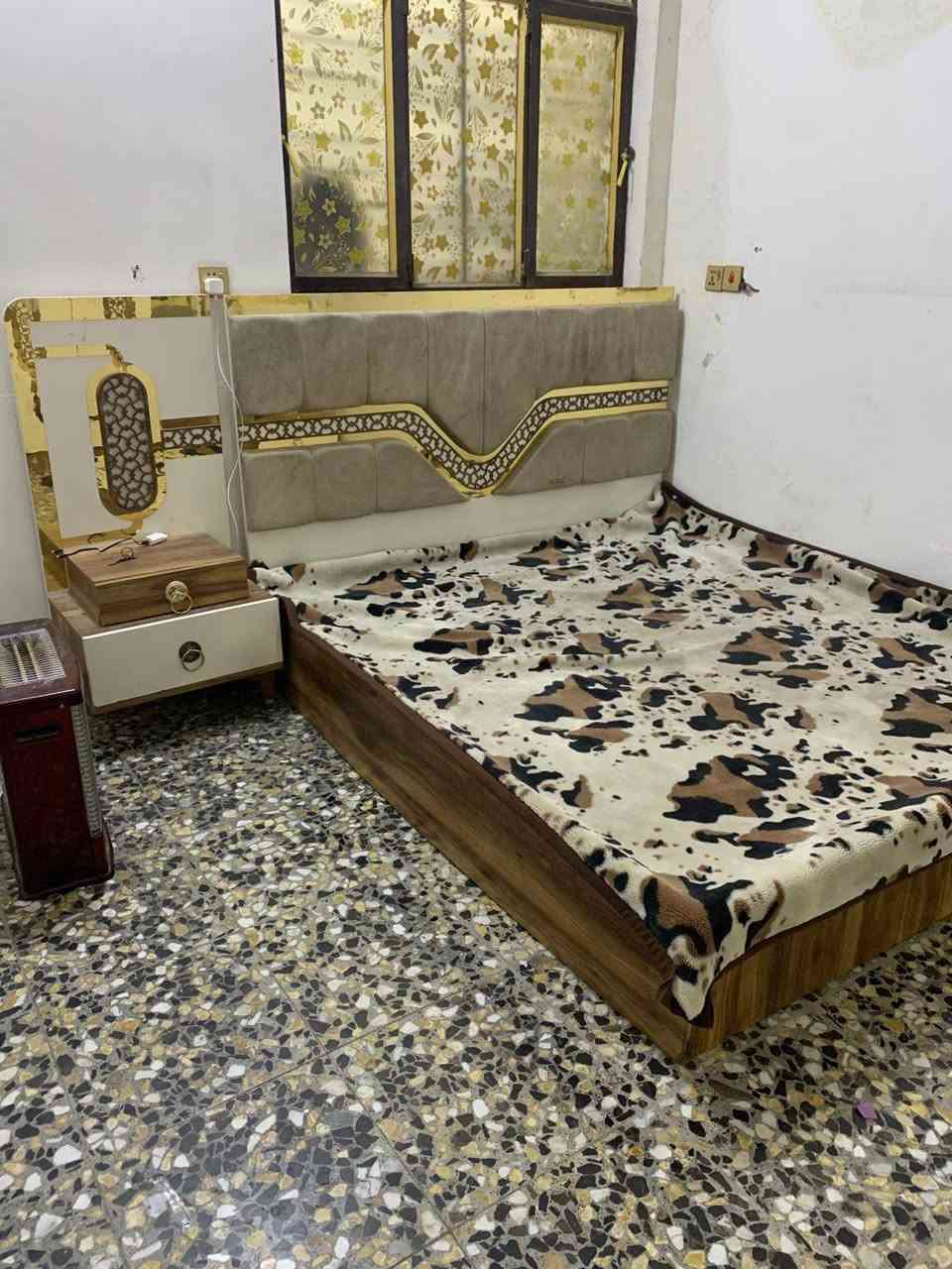 غرفة تركية مع الدوشك ب٣٠٠ العنوان بغداد بوب الشام 
فقط يحتاج الها مراية لميز تواليت الشراي يتصل هسة ***********
