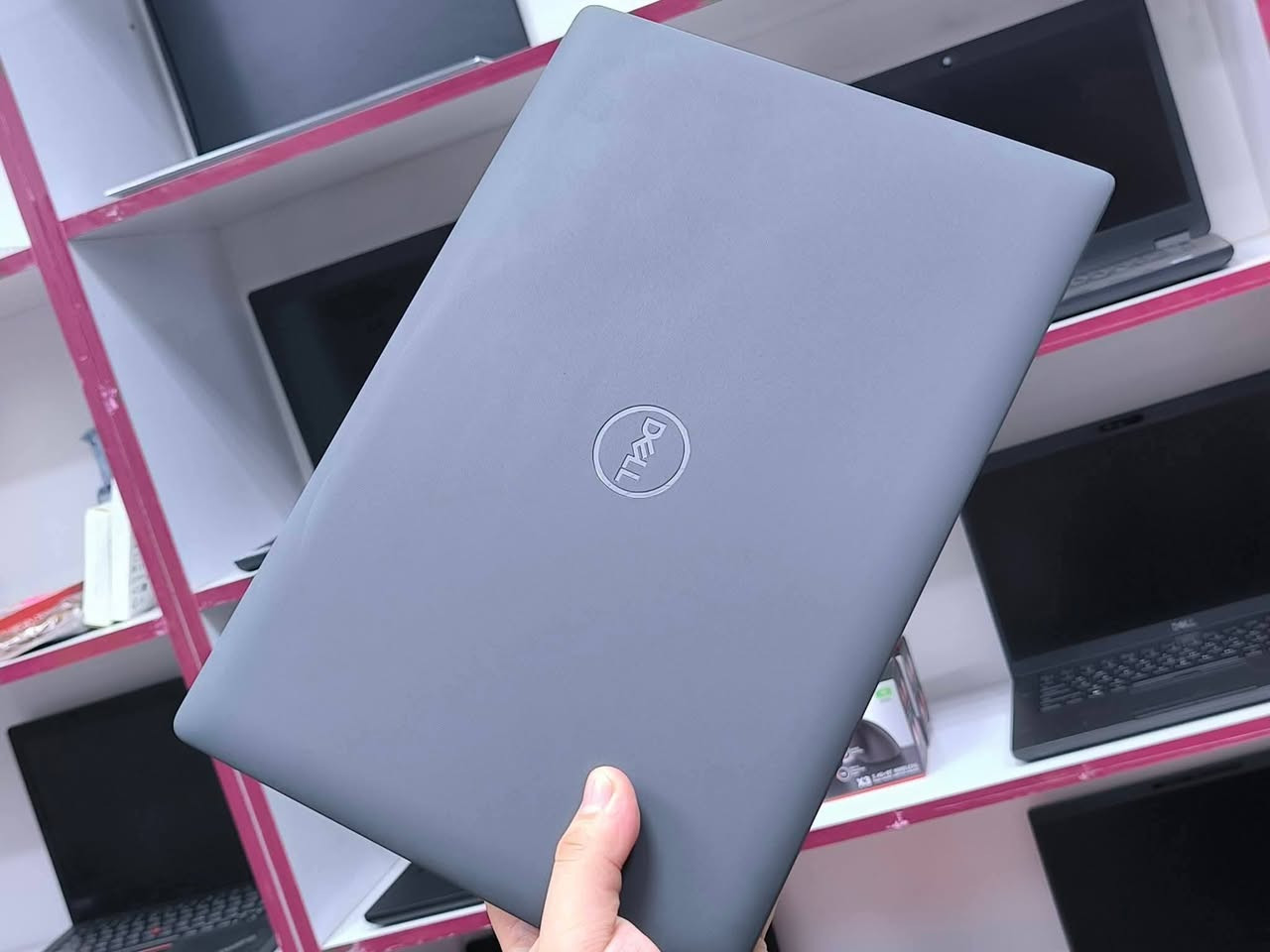 لابتوب Dell Latitude 3420
⚜️ المواصفات:
⚜️ المعالج: Core i5 — الجيل الحادي عشر
⚜️ الرام: 8 كيكا DDR4 (قابل للتطوير)
⚜️ الهارد: 256 كيكا SSD M.2
⚜️ حجم الشاشة: 14″ — دقّة FHD (1920×1080)
⚜️ كرت الشاشة الداخلي: Intel Graphics — 4 كيكا
⚜️ الكمية: متوفرة 35 قطعة
🎁 الهدايا والملحقات:
• حقيبة لابتوب
• شاحن لابتوب
• ماوس
• ماوس باد
• تغليف احترافي (داخل كرتونة)
🛡️ الضمان والخدمات:
• فحص اللابتوب و مقارنة المواصفات و النضافة قبل الاستلام عند المندوب.
• ضمان أسبوع كامل بعد الاستلام.
• تنصيب ويندوز حسب الطلب مع جميع البرامج الأساسية و Office مثبتة.
🚚 التوصيل: التوصيل متوفر إلى جميع محافظات العراق
📞 للحجز أو الاستفسار (متوفر واتساب):***********
📌 موقّعنا: بغداد الامين الثانية
💰 السعر: 325,000 دينار عراقي
