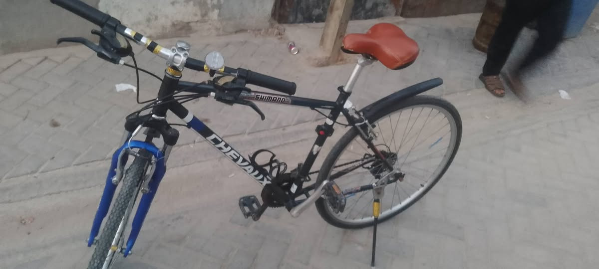سلام عليكم عندي بايسكل رياضي باله اصلي نضيف كلش حجم 28 بي عداد سرعته وقفل مالته اصلي  جاهز كير يبدل جهه الأيمن والجهه عكس مايبدل مراوس ترهم بطه باله باسيكل جبير ونضيف سعر 150 مكان بغداد ***********

