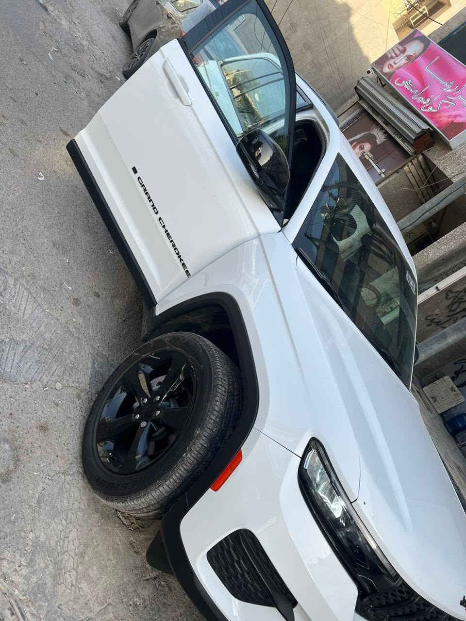 جيب كراند شيروكي التيتيود بلاك ادشن .
الموديل :2023 . (وارد امريكي) .
293hp . V6. 3.6L : المحرك
العداد : 20 الف كيلو متر .
المواصفات :
* 5 راكب .
  دفع رباعي 4x4 .
  رادار امامي مع مانع تصادم .
  تحذير الخروج عن المسار .
  تحذير النقطة عمياء .
نظام تحذير عند التقاطعات.
* شاحن موبايل وايرلس.
* ويل قياس 20 انج .
* لوحة القيادة بقياس 12 أنج.
* كير شفتر بالستيرن .
* كاميرا خلفية.
*شاشة متوسطة 8.1 أنج
* المصابيح الأمامية زنون .
* كشافات الضباب زنون،
* دخول ذكي.
الصندوق الخلفي كهربائي .
  فرش المقصورة الداخلية من الجلد والشاموا .
  مقعد السائق كهربائي .
  المقاعد الأمامية تدفئة .
  حساسات خلفية .
  دوسات جانبية .
  مكيف خلفي .
  تدفئة مقود القيادة .
  مانع تصادم خلفي .
  بلوتوث تلفون .
⭕️ مكاني بغداد الجديده
رقم التلفون ***********
35 الف دولار وبيه مجال
