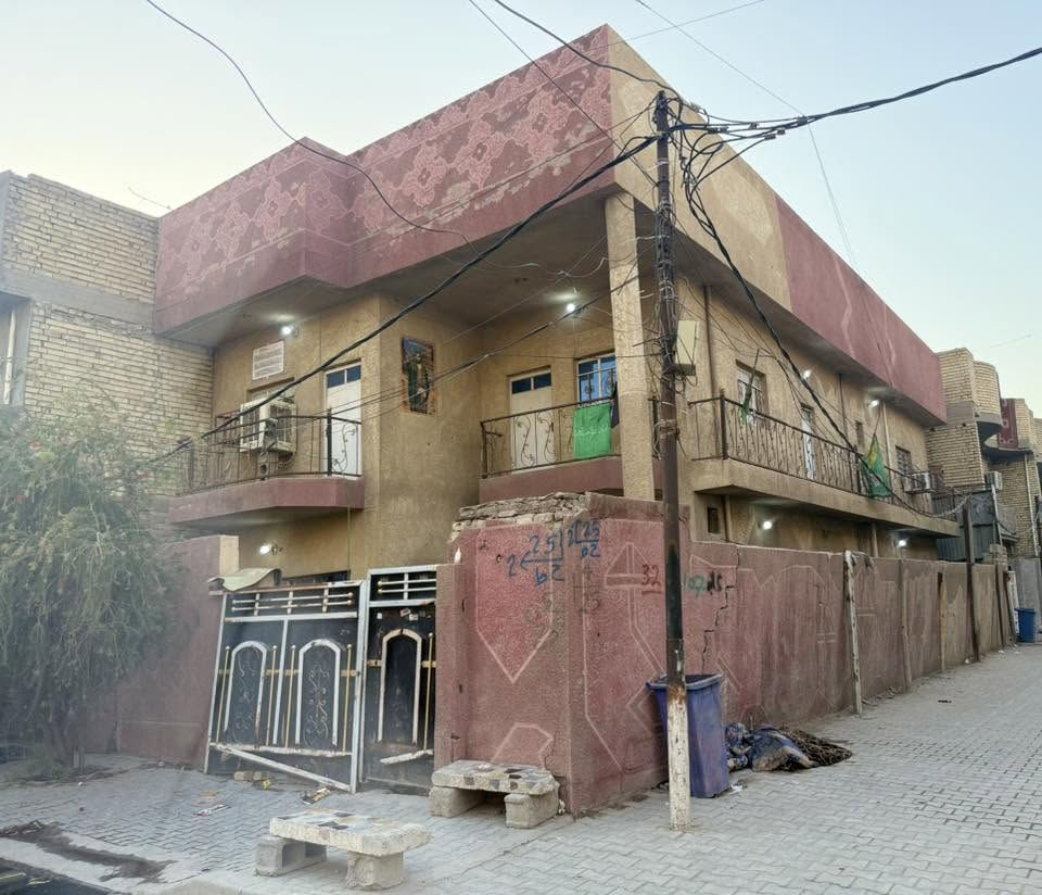 السلام عليكم
بيت ركن (200م) للبيع 
طابق الأول يحتوي حوش كبير مع استقبال كبير مطبخ كبير مع غرفتين نوم حولي ع طول البيت 
الطابق الثاني يحتوي ع حمام وأربع غرف نوم 
السعر 250 بيه مجال حك الترميم البيت يحتاج فقط ترميم
العنوان الشعلة قطاع 12 ركن شارع ابو هاتو  
لتفاصيل أكثر ***********

