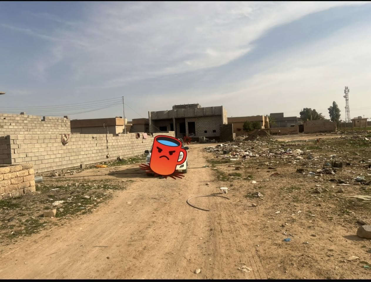 السلام عليكم
عندي ارض البيع 

في اصافيه 

واصله ماء 

وكهرباء

وتبليط

مساحه 300متر 

سعرة 9

رقم***********
