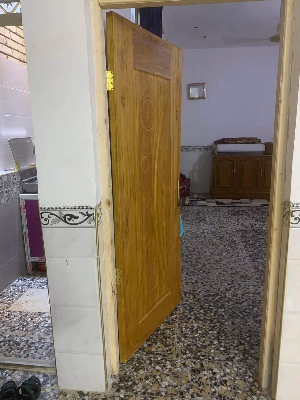 السلام عليكم اعاده نشر بسبب الوعود بيت للبيع مساحه 125 متر 5 في 25 منطقه البلديات الضباط الزراعي حي الامير منطقه كامل خدمات قرب اعدادية ابن خلدون اخوان مكاتبه فقط  الطابق الاول جاهز الثاني يحتاج كاشي وغرفه بياض الي يريد يتصل هذا رقمي ***********
