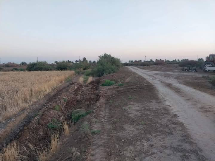 السلام عليكم ارض زراعيه مساحه ٣٠ دونم طابو سند ٢٥ تربه جيده جدا كهرباء اساله وجه شارع ١٢١ متر نهر خاص من دجله ماطورها وحدها تبعد عن دجله ٥٠٠ متر تبعد عن مركز المدينه ١٠ دقايق المكان  سعر الدونم ١٤ مليون وبيها مجال ***********
