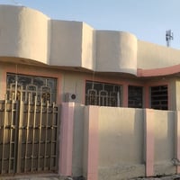 شارع ٨٠ • استقبال ٤×٦ • سطح كامل