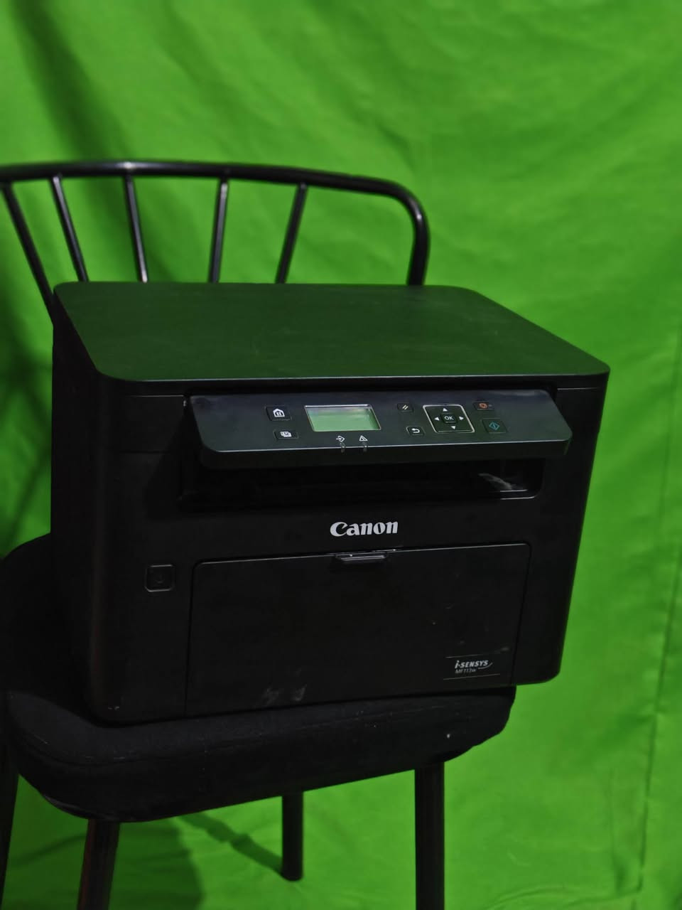 عندي طابعتين من شركة Canon الأصلية، الغراض قمة بالنظافة واستخدامهن كلش بسيط (يعني مجرد تجربة مرة أو مرتين)
1. طابعة الصور الفوتوغرافية Canon SELPHY CP1200
​الحالة: نظيفة جداً (مستخدمة مرة وحدة)، كاملة وية كرتونها.
​المميزات: طابعة حرارية تطبع صور احترافية وتتحمل سنين بدون ما يتغير لونها. تدعم Wi-Fi يعني تطبع مباشرة من موبايلك بضغطة زر.
​الاستخدام: مستخدمة شي بسيط كلش ومرجوعة للكرتونة.
​2. طابعة كانون الليزرية Canon i-SENSYS MF113w
​عادي 
​المميزات: طابعة 3 في 1 (طبع، استنساخ، سكنر). ليزرية وسريعة جداً وتدعم الـ Wi-Fi والطباعة من الموبايل.
​الاستخدام: همينة مستخدمة مرة وحدة وباقية على حطتها.
​💰 السعر الكلي:
​250,000 دينار عراقي (للطابعتين سوية).
للتواصل ***********
