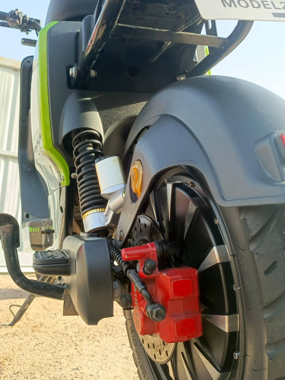 السلامً عليكم 

دراجه للبيع اسمه RT موديل 2024 

دراجه جديده بحاله الوكاله 

اربع نمر سرعه ٩٩ والدراجه سريعه

بيه هورن عالي ستوني شديته 

وبيه  وبلوتوث  

وبيه نضام البارك P وقوف وبيه بك R رجوع اله الخلف 

وكلوباته واشايره كلهن شغلات

البطاريات موديل 2026 خمسه دبل 32 امبير بعدهن جدد 

الدراجه بيه بصمه وكارت وسويجات اثنين 

الدراجه عل فحص جديده 

سعره 525  وبيه مجال قليل 

المكان بصره شط ألعرب تنومه 

الرقم ***********
