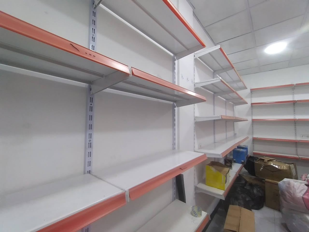 رفوف مال محل وماركت مستعملة اخو الجديد نوعية ممتازة ١٤ متر كل متر ٤ رفوف سعر المتر 27 الف بيها مجال الجديد مالته ب 32 الف
***********
