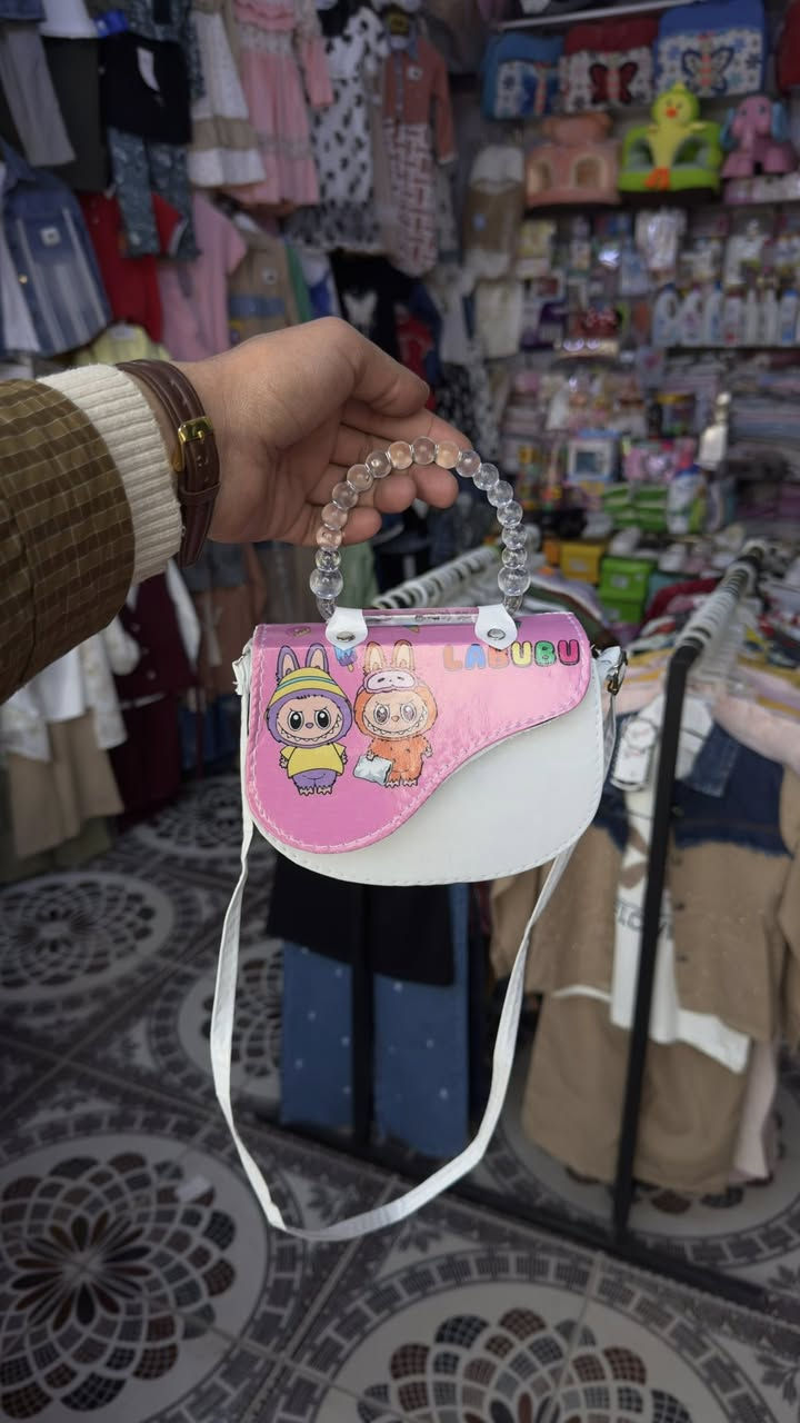 جنطة بيبي بناتي 🤍
سعر القطعه٢٠٠٠ دينار فقط 
بيبي العبيدي ❤️
لسنا الوحيدون لكننا الأفضل 🤍💯
زورونا في موقعنا الكائن : بابل - المحاويل - حي ١٧ - الشارع العريض ✅
 اوقات الدوام من ٩ صباحاً - ١١ ليلاً 
تشرفونا بكل وقت 
متوفر توصيل لحميع محافظات العراق 🤍🇮🇶
للأستفسار مراسلة الصفحه او واتساب 
*********** 
*********** 
🛑نعتذر عن الرد على التعليقات 🛑
