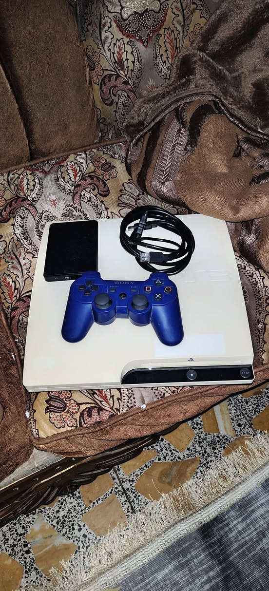 بلي 3 سلم نضيف ما مفتوح ولا مصلح ستخدام شخصي هارد خارجي 40 لعبه  جهاز مكفول من كلشي وغراضه كامله سعر 110 موجود توصيل بغداد حي نصر ***********
