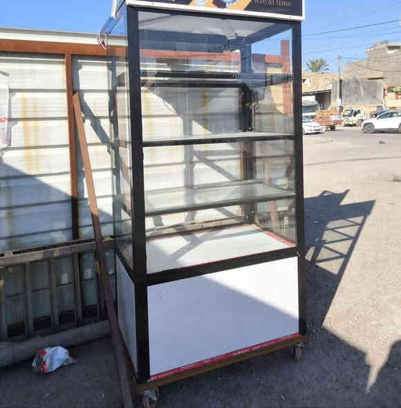 باترينة او عارضة زجاجية متحركة جديدة
طول60 / الارتفاع 2 متر/ والعرض 1 متر 
تحتوي ع 4 رفوف زجاجيه  
وتحتوي ع تخزين 2 رف 
جميع الابواب تحتوي قفل 
صاله 15 من كامله 
مشتغل بيه فقط 4 ايام 
للتواصل رقم الواتساب :- ***********
مكاني الحرية
