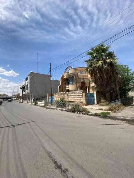 للبيع دار ركن مساحة٣٠٠ متر في حي الميثاق خلف فلافل بدر سعر المتر مليون و٨٠٠ الف للتواصل ***********
