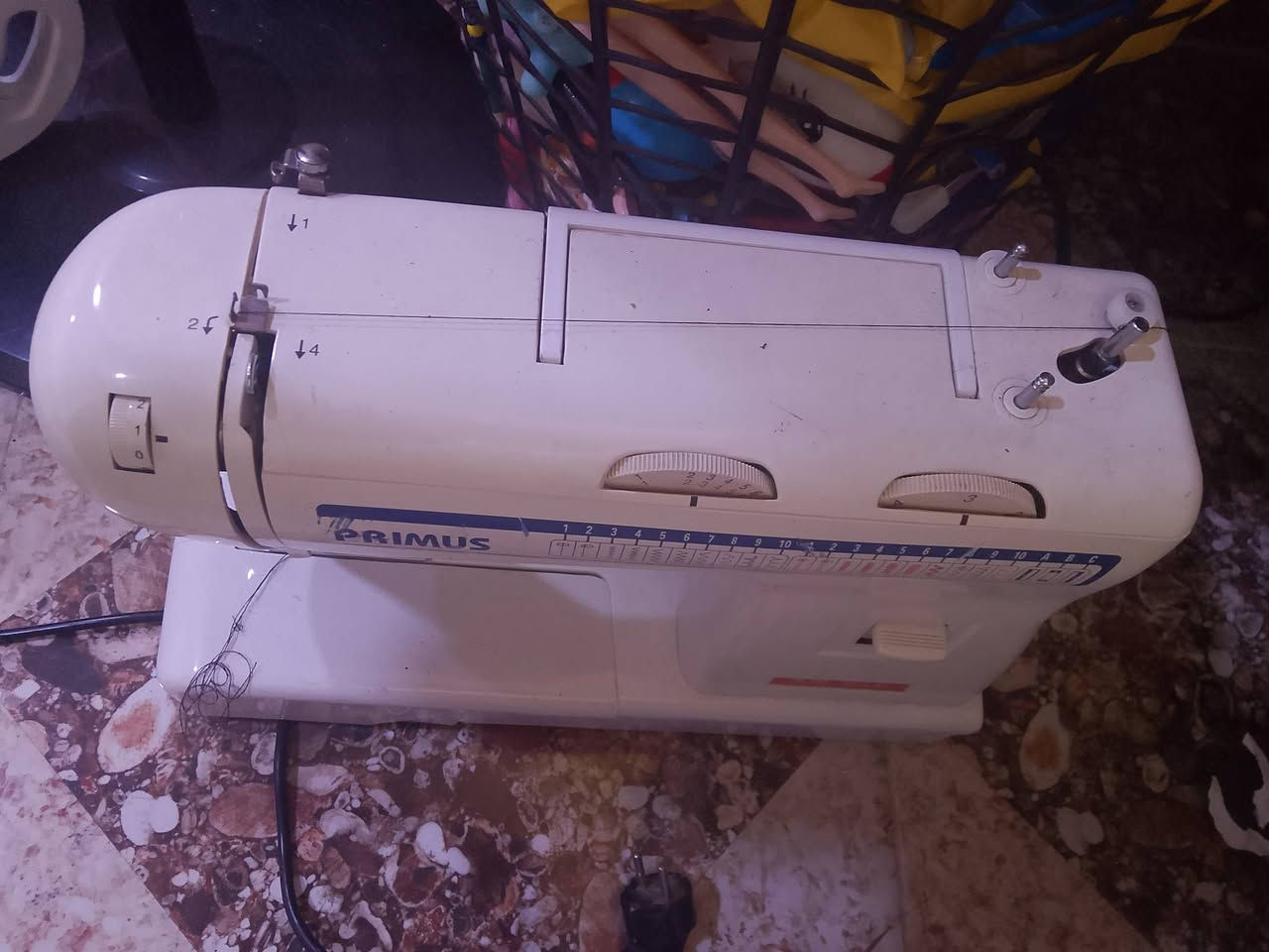 مكينة خياطة نظيفة جدا
3 نقشات تخيط 

60 الف قفل 

روناكي ***********
