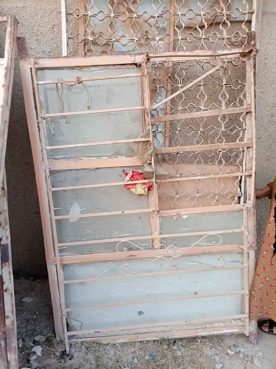 سلام عليكم 3 بيبان 1 شباك البيع سعر 65 قفل التواصل مراسله للصفحه او رقم ***********
