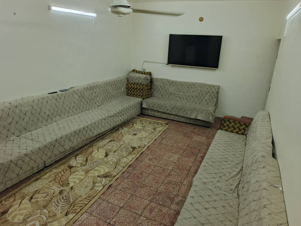 السلام عليكم بيت للبيع مساحه 300متر طابو صرف يحتوي على استقبال كبير هول كبير واربعه نوم اضافه بي شبكه مال موبايل بيه وارد سنوي وكهرباء متطفه بيه ابد  عنوان كماليه شارع الجامع فرع صيدليه هلال الخير
السعر واستفسار اتصال على الرقم ***********
