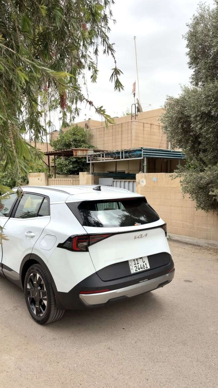 ‏ Kia Sportage 2026 VIP – قمارة حديد
جلد أبيض | مقاعد كهربائية | مقاعد تدفئة وتبريد | 6 إيرباك | صندوق خلفي كهربائي

أهم المواصفات:  
▪️ داخلية جلد أبيض  
▪️ مقاعد كهربائية  
▪️ مقاعد تدفئة وتبريد  
▪️ 6 إيرباك  
▪️ شاشة رقمية + Apple CarPlay  
▪️ دخول وتشغيل ذكي  
▪️ صندوق خلفي كهربائي  
▪️ كاميرا خلفية + حساسات أمامية وخلفية  
▪️ جنوط 19 إنش  

المعلومات العامة:  
▪️ الموديل: 2026  
▪️ الحالة: 7300 كيلو متر  
▪️ المحرك: 2.0 لتر – 4 سلندر  
▪️ ناقل الحركة: أوتوماتيك 6 سرعات  
▪️ اللوحات: بغداد   

*********** للتواصل 
العنوان بغداد/ الوزيرية
