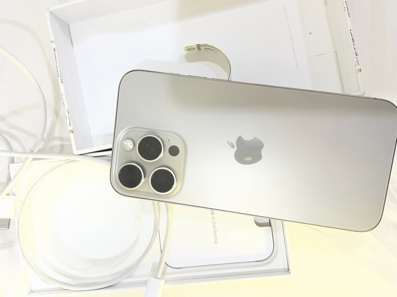 ايفون شرق اوسط من شركة ماستر مع وصل شراء ضمان ونظافة 100% وبطارية 89% السعر مليون و100 للتواصل ***********
