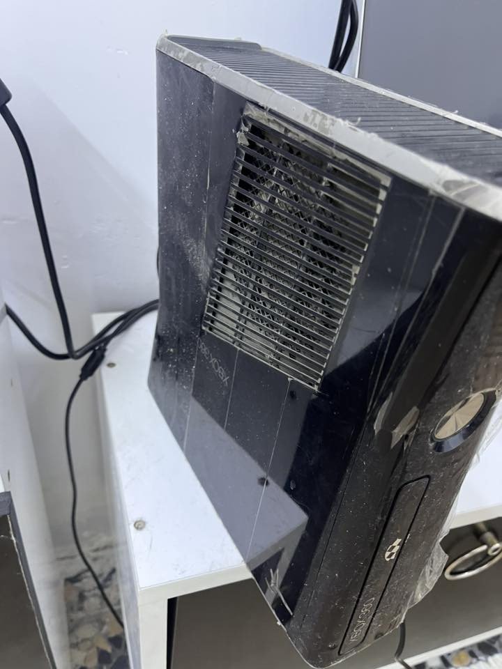 اكس بوكس  360 جديد مستعمل اقل الشهر كامل ملحقات ويا جوستك2 و38لعبه.  منهم GT5بيس 18+FlF17. 
+cllfit Of tioti
وزومبي زوجي السعر بل واتساب ‭0773 391 9844‬
