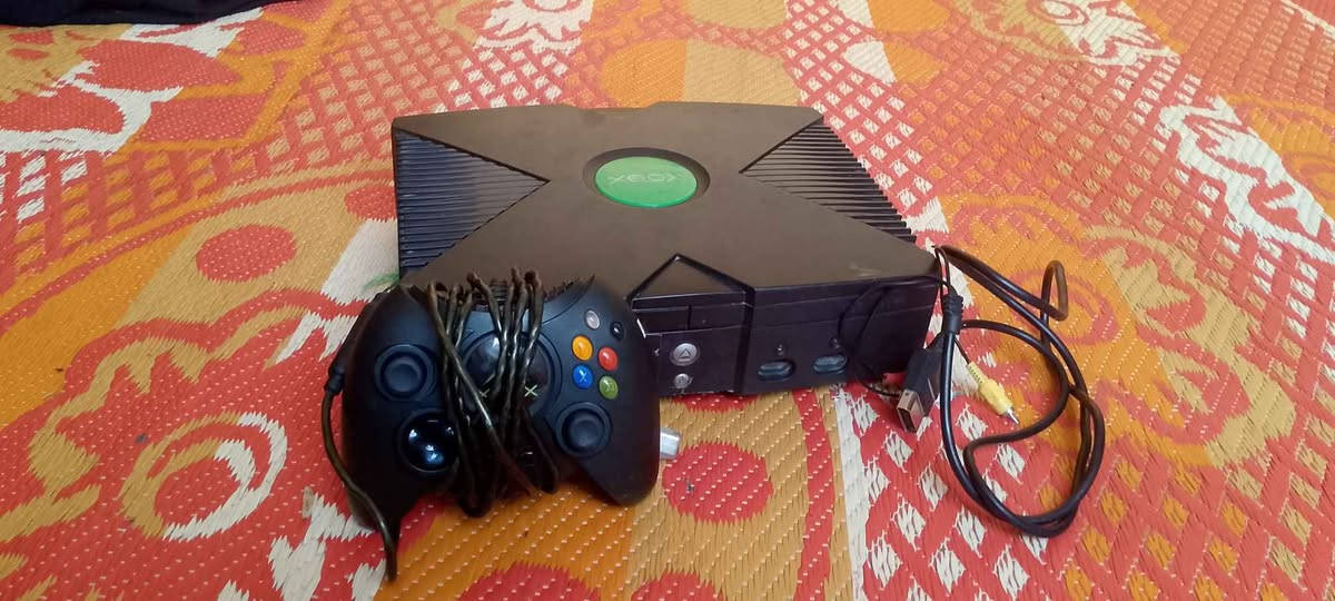 اكس بوكس أورجنال لقديم  وياه تجي يد دبابه وحد وفيشه مجرد بيه عطل بنظام راسلني ودزلك   لفيديو والعابه ماتشتغل ومن اريد شغلهن تطلع هايه لكتابه بيه 20لعبه او اكثر ماتكد بلضبط  يعني بس يرادله هارة   نظامه مالت شرك لاصلي نفسه لحجز  راسلنس واتساب 7813467360 Singapore
