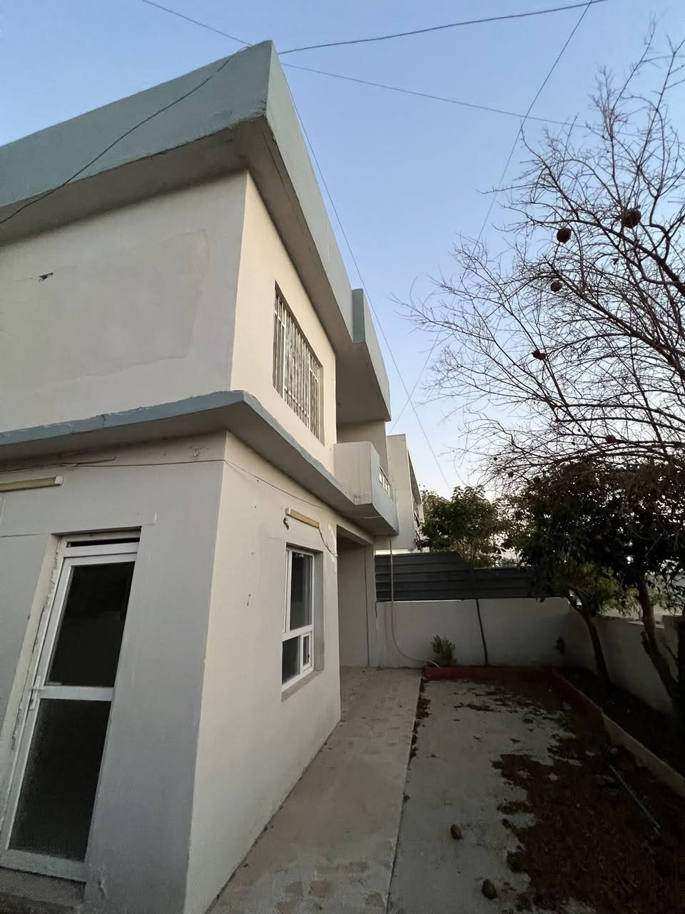 🔴دار للإيجار تجاري فقط مساحة 200 متر ركن الواجهة 10 متر✨
🔴طابقين بناء مرتب 💥

1️⃣الطابق الاول : غرفتين نوم + هول + أستقبال + مطبخ + كراج + صحيات 🚾

2️⃣الطابق الثاني : غرفتين  نوم + هول + صحيات 🚾

🔴موقع مميز جدا 💥

🌍الموقع / حي الزراعي (( سايدين لأرينا ماركت )) 🏭

للاستفسار

 ☎️ أسيا ***********

أو

☎️ كورك ***********

🌐عنوان المكتب / الموصل _ حي الزراعي قرب جسر السويس 🔥 
⏮️مع العلاف للعقار استثمارك في آمان 🌟

📌نستقبل عقاراتكم وطلباتكم العقارية .
