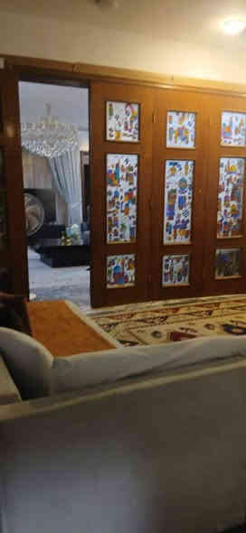 سلام عليكم دار للبيع مساحة ٢٠٠م الواجهه ١٠م نزال ٢٠م جكوك من جهة الكاظمية يحتوي على مطبخ و صالة استقبال + حمام ضيوف + غرفتين نوم + حمام + صالة الحولي 
الطابق الثاني يحتوي على أربعة غرف نوم + حولي + حمام  
السعر ٧٥٠ مليون 
الرقم :: ***********
