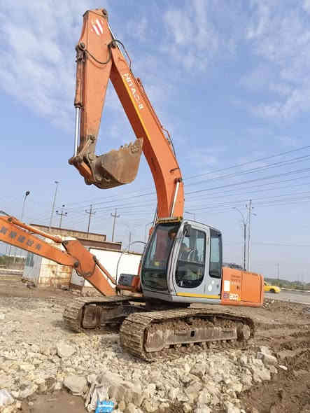 سلام عليكم حفاره فايف موديل 2000 سنويه تسعه وعشرين  حداده نظيفه ومكينه جديده زنجيل نظيفات كترول جديد مظخه جديده مكينه جازه العمل كامله السعر 200 ورقه وانه مكلف بل نشر *********** نتصال عله هاذ الرقم صاحب الحفاره
