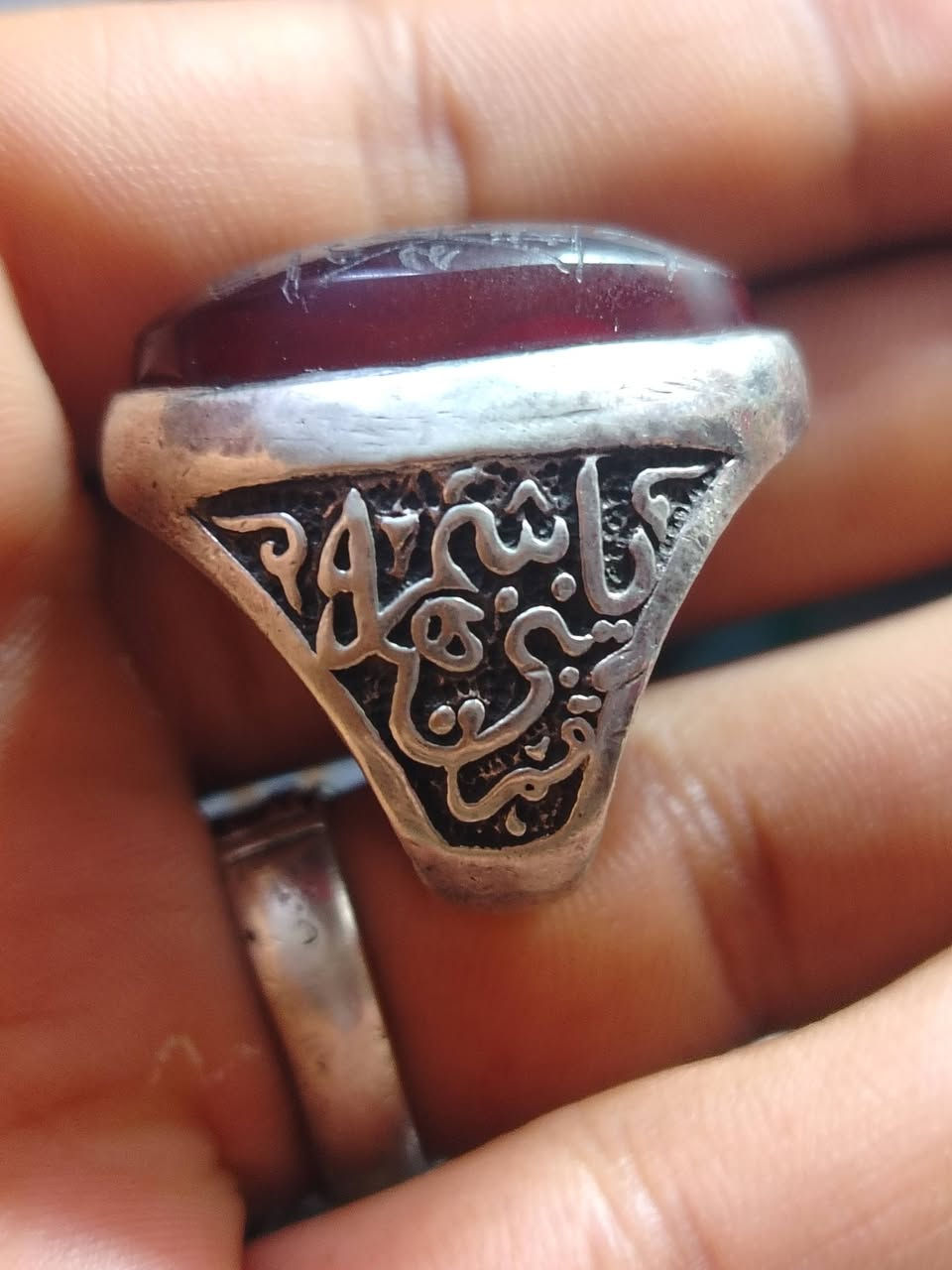 السلام عليكم احبائي محبس يماني قديم مطلسم للتحصين والحفظ صياغه ثقيله مصور اسم محمد صلى الله عليه وسلم العوان بغداد شراي اهلن وسهلن رقم الهاتف ***********
