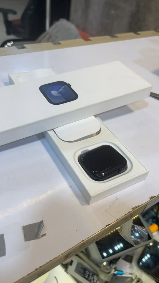 ساعه أبل ⌚️Apple Watch Series 9
لون اسود 

 جيل  9🔥🔥

حجم  45 ⛩️

ذاكرة 6️⃣4️⃣. 💾

 بطاريه  93🔋

نظافه  1️⃣0️⃣0️⃣💯💯

 كارتون سير وشحن اصلي 👉👉

العنوان بغداد الدوره 

رقم الهاتف *********** 

السعر 275
