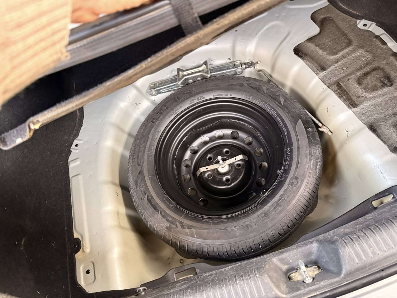 سلام عليكم للبيع هونداي النترا موديل ٢٠١٦ 
وارد كندي كير اوتماتيك محرك ١٨٠٠ 
رقم سليمانية شرط تحويل سنوية ساقط 
كير محرك كلها بلشرط 
صدر جديد اربع تايرات جديد 
كهربائيات كلها شغال        دفتر بانزين موجود 
صبغ قطعتين بدون دواخل مكانات بارد قليل 
تبريد شغال  
سيارة باقي على وضع شركة 
سعرها ١٠٥$ 
رقم موبايل ***********
مكاني كركوك
