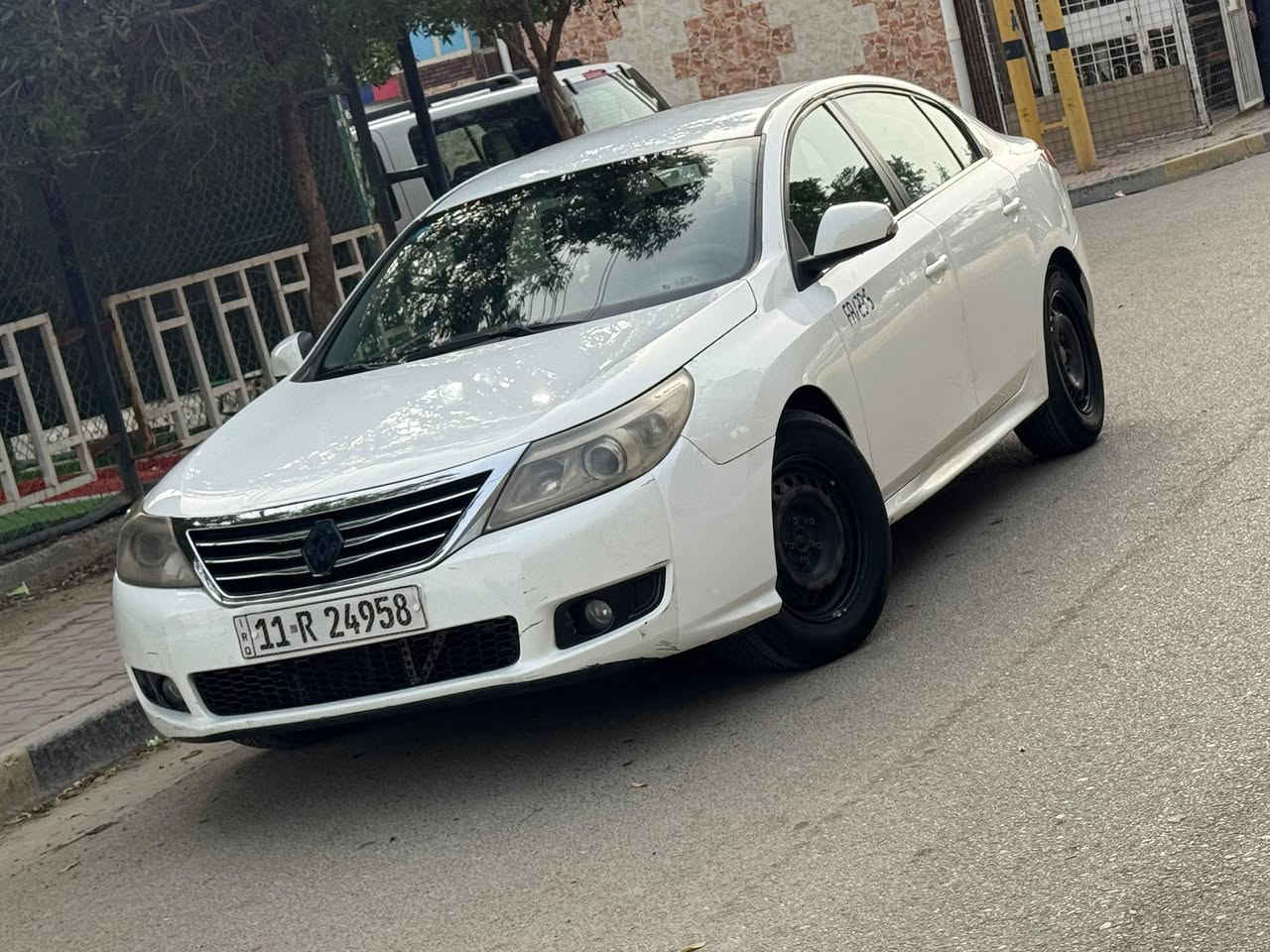 رينو سافران مكفوله
موديل 2013 مابيها صبغ مكفوله
السعر 79 وبيها مجال
حجم المحرك 2000
تبريد ثلج ⛄️ تبريد قطعتين
تخم تاير جديد 
صدر نضيف
لايت زنون 
بلوتوث اوكس 
جام كهرباء اوتو 
مكاني بغداد بسمي. تحويل ثاني يوم
التواصل. ***********
