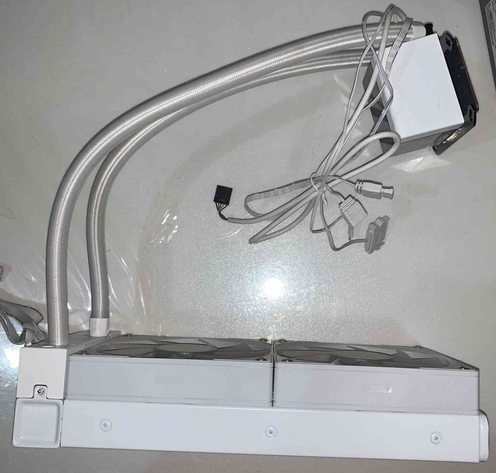 مبرد سائل (Water Cooler) للمعالج من شركة GAMDIAS
الموديل: CHIONE E4-240 White

المواصفات:
 • حجم الرادياتر: 240mm
 • لون: أبيض
 • مروحتين RGB ARGB
 • شاشة رقمية تعرض حرارة المعالج بشكل مباشر
 • إضاءة RGB قابلة للتحكم (متوافق مع ASUS Aura / MSI Mystic / ASRock)
 • تبريد قوي وهادئ
 • مناسب للألعاب والاستخدام الثقيل
 • يدعم أغلب سوكيتات Intel و AMD

السعر 60 الف 
العنوان : بصرة / معقل 
للتواصل /***********
