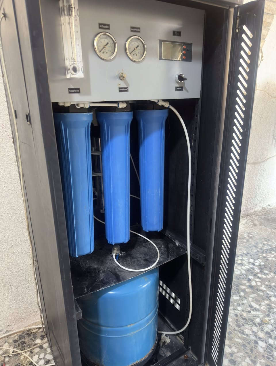 سلام عليكم
السعر مليون دينار عراقي مع التانكي

جهاز تصفية مياه من ٦مراحل ينتج بسعة ٨٠٠جالون في اليوم ويحتوي على مضخه اذا كان الماي ضعيف و يفيد  في الفنادق والمطاعم والبيوت الكبيره وياتي معه تانكي صحي حجم 250لتر

الشراي يتصل على رقمي *********** مكاني بغداد زيونه
