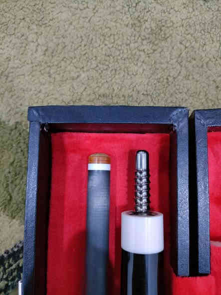 للبيع كيوب كونلن كاربون الاصلي لون اسود صاجي موضح بالفيديو قبضة جلد سن مز تبة حجم 12.5 ختم بالشفت حفر و ختم بالقبضة ختم تسلسل بالشفت من الاسفل و بالسن رقم الختم 2926 جديد غير مستخدم ويا جنطة كونلن 
سعرة 225 الف مكان موصل 
متوفر توصيل جميع المحافظات رصيد اسيا 5 
***********
