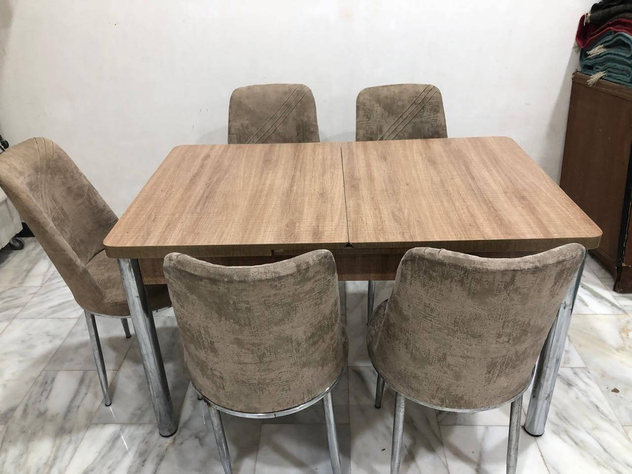 ميز طعام تكبير و تزغير الحجم 6 كراسي سعر 175 وبي مجال عنوان بغداد مدينة الصدر رقمي ***********
