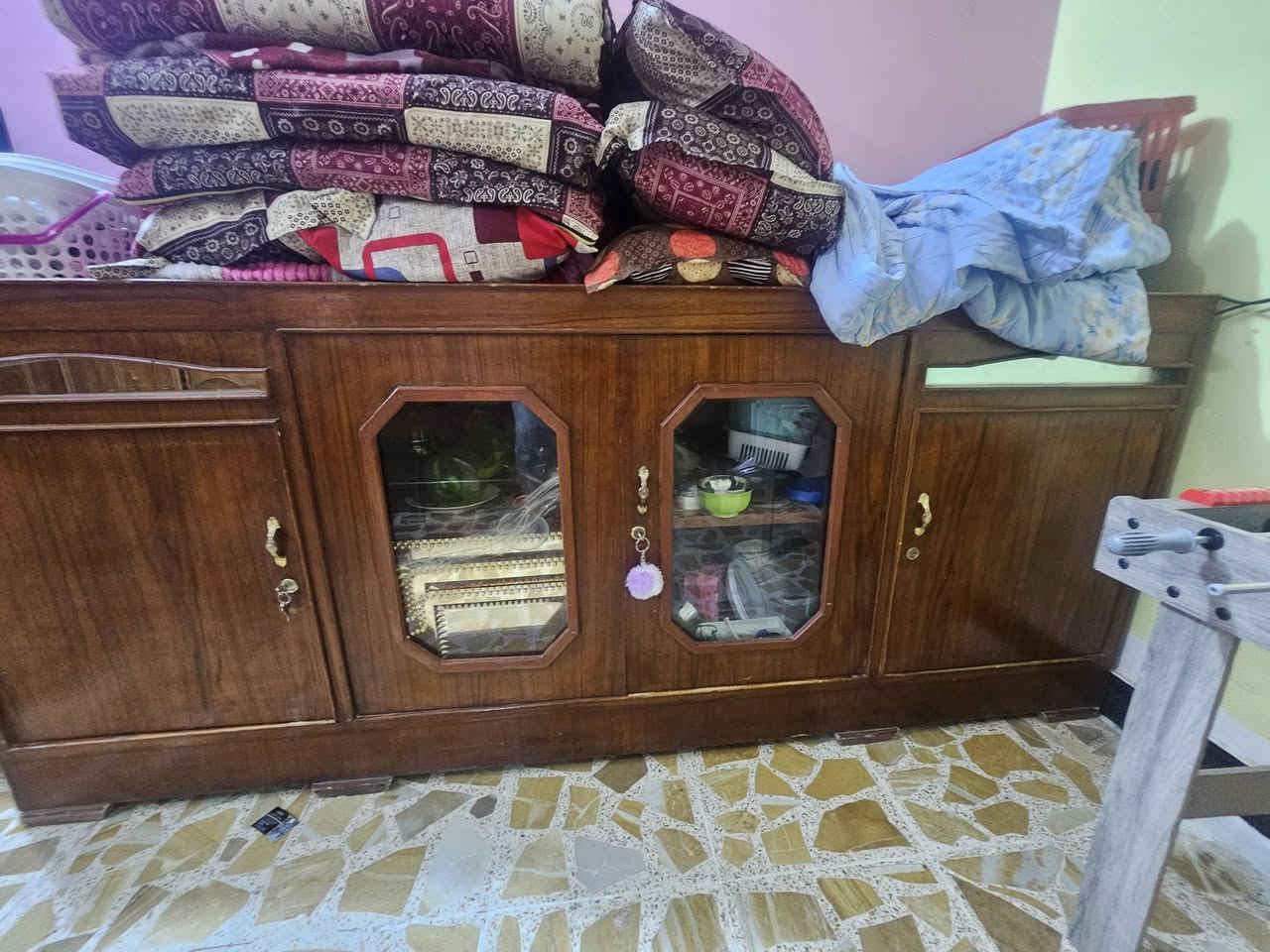 السلام عليكم 
للبيع غرفة اخشاب كاملة مع بوفية فراش وثلاجة نظيفة حيل 
للاستفسار الاتصال على الرقم ***********
