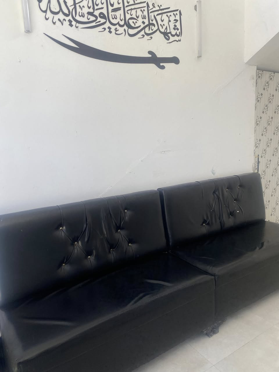 غراض حلاقه للبيع
كرسي حلاقه كلشي شغال بي ومرايه للبيع 180*80

تخم اسود جلد نضيف ومغسله . مكاني نجف حي ميسان  ***********
