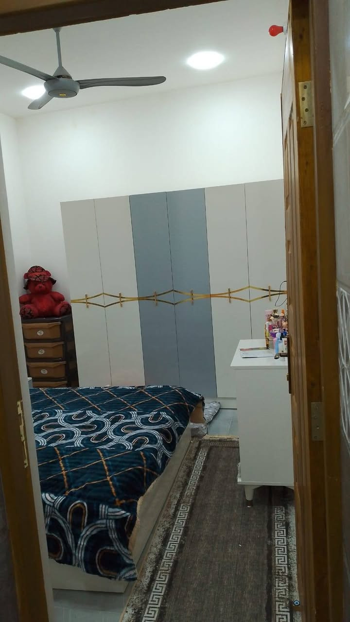 السلام عليكم بيت للبيع المساحه 50 م طابق ونص جديد الخطيب الزراعي سند 25  قرب الهياكل
واجه 3.33 نزال 15 يحتوي عل غرفتين نوم وصاله ومطبخ حمامات 2 وترك وحمام خارجي كامل تانكي سخان وماطور خدمات كامله السعر.80  بي مجال للاستفسار الاتصال برقم *********** او خاص مكتب الشرق الاوسط
