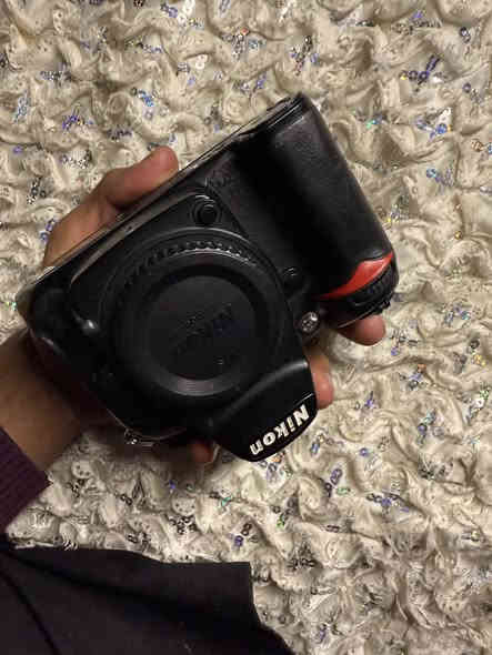 نيكون 7000Dنضيفه كلش وياها عدستين 18-55ولثانيه 70-300يشتغل فوكس بطاريتين رام شاحنه جنطه تحويله حزام  جيلاتين  سعر 450وبيها مجال مكاني نجف توصيل ماعندي *********** لاستفسار
