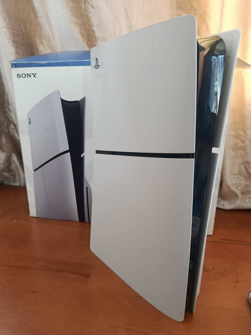 السلام عليكم
بلي 5 مستخدم نضيف جدا اخو الجديد كل ملحقاته الاصليه موجوده والكارتونه + جوستك اضافي اصليه ثانيه 
ويا قرصين
 فيفا 25
GTA
وبي حساب اماراتي مشترك بلاص فاخر باقي للاشتراك 20 يوم 
والحساب بي رصيد تكدر تجدده الاشتراك من يخلص والحساب تكدر تنزل بي اي لعبه تريدها بدون متشتري اقراص غاليه كل الالعاب موجوده بالحساب تنزلها 

السعر 750.000 

***********
