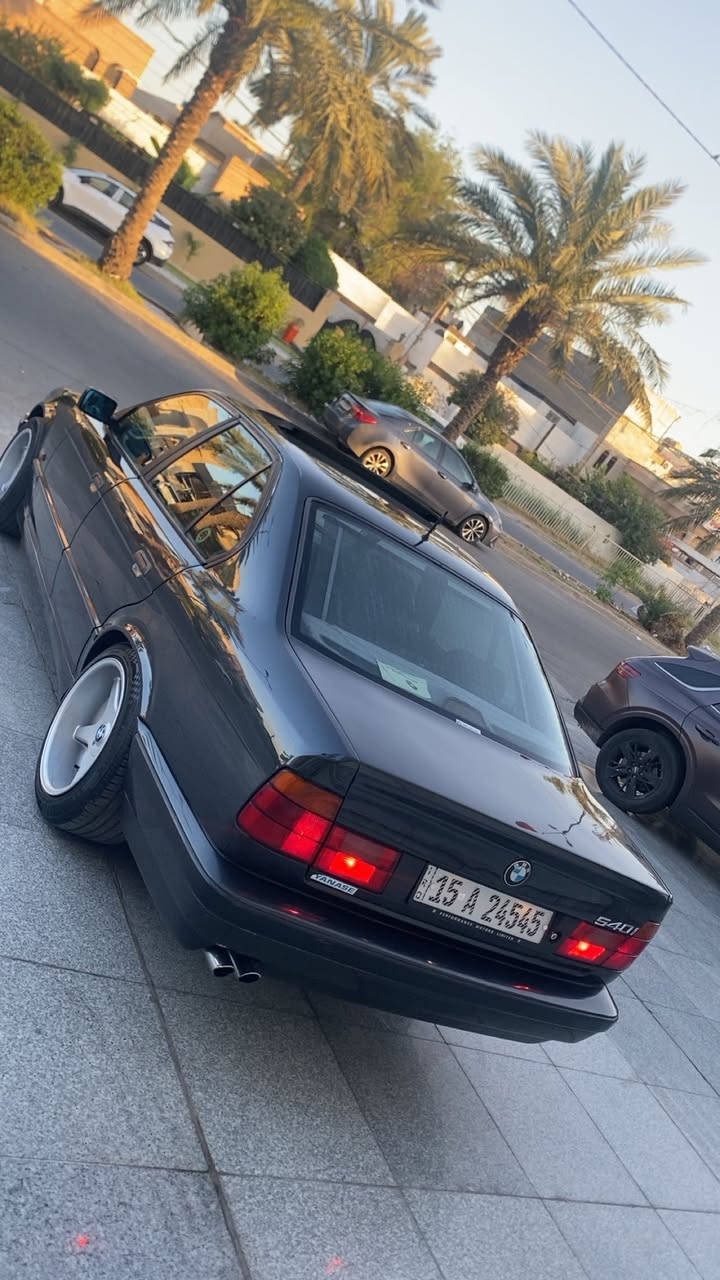 السلام عليكم 
للبيع Bmw540 
موديل ٩٤ رقم دولي تحويل مباشر هزه وارقام جدد
سياره اصل ٤٠ بليته وسنويه  وقبل كل الي راح اذكره سياره على ايدي صارلها ١٥ سنه مصبوغه ٣ قطع سياره ممعمره ولا مفتوحه بيها قطعه على وضع الشركه و٥٤٠ غنيه عن التعريف ترايك شرط مفتوح ٢٦٠  
موصفات 
ديل ايرباك دبل كمبيوتر دبل جكمجه 
سلايد رووف طكتين 
داخل جلد كاريتر بالكارتون بدون اي زلغ كراسي كهرباء ٨ حركات
بطاين جلد اسود صاج ملكي جدد لوك
برده خلفيه كهرباء 
تليفون ومنضمومه سيدي جنجنر بلاديه
ABC خفاش
جام كهرباء 
مري كهرباء 
لد داخلي ليلي
لايت زنون اصلي ضوء كلش قوي 
سنتر لوك bmw  
سياره امانه الله اعجز عن وصفها وبالعافيه على الياخذها من قوه وشكل   
ويل بروك اصلي وتخم تاير جديد 
السعر 115$ وبيها مجال بسيط للشراب واذا تريد بدون الويل يختلف سعرها 
للاستفسار الاتصال على الرقم ***********
مكاني السيديه
