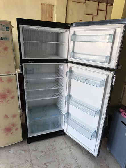 ثلاجه حجم كبير جداً السعر 250 الف جديده وشرط بلاديه مداخله تصليح ابد وضمان العنوان بلد جمعية الامام مقابل مستوصف الزهراء الي شارع ضلوعيه للاتصال ‏‪***********‬‏
