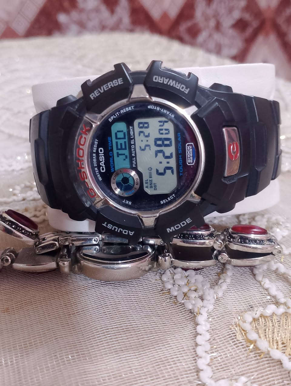 ساعة كاسيو جيشوك G_2310 R

نظام Tough Solar: تعمل الساعة بالطاقة الشمسية، 
 مقاومة الماء 200 متر 
التوقيت العالمي: تدعم ميزة World Time لعرض الوقت في مدن مختلفة حول العالم 
الإضاءة: تحتوي على إضاءة خلفية Full Auto EL تنشط تلقائياً عند إمالة المعصم في ظروف الإضاءة الضعيفة.
المتانة: تصميم مقاوم للصدمات يحمي الساعة من التأثيرات الخارجية والاهتزازات القوية.
 
منبه يومي مع خاصية الغفوة، وساعة إيقاف

 (Stopwatch)، ومؤقتاً تنازلياً، وتنسيق وقت 12/24 ساعة
. الهيكل مصنوع من الراتنج والفولاذ المقاوم للصدأ بقطر يبلغ حوالي 46
نظافة تامة كما مبين في الصور
السعر 65 الف شامل التوصيل


**إذا كنت صاحب هذا الإعلان وتريد حذفه لأي سبب، رجاءا أرسل رسالة إلى الدعم الفني**