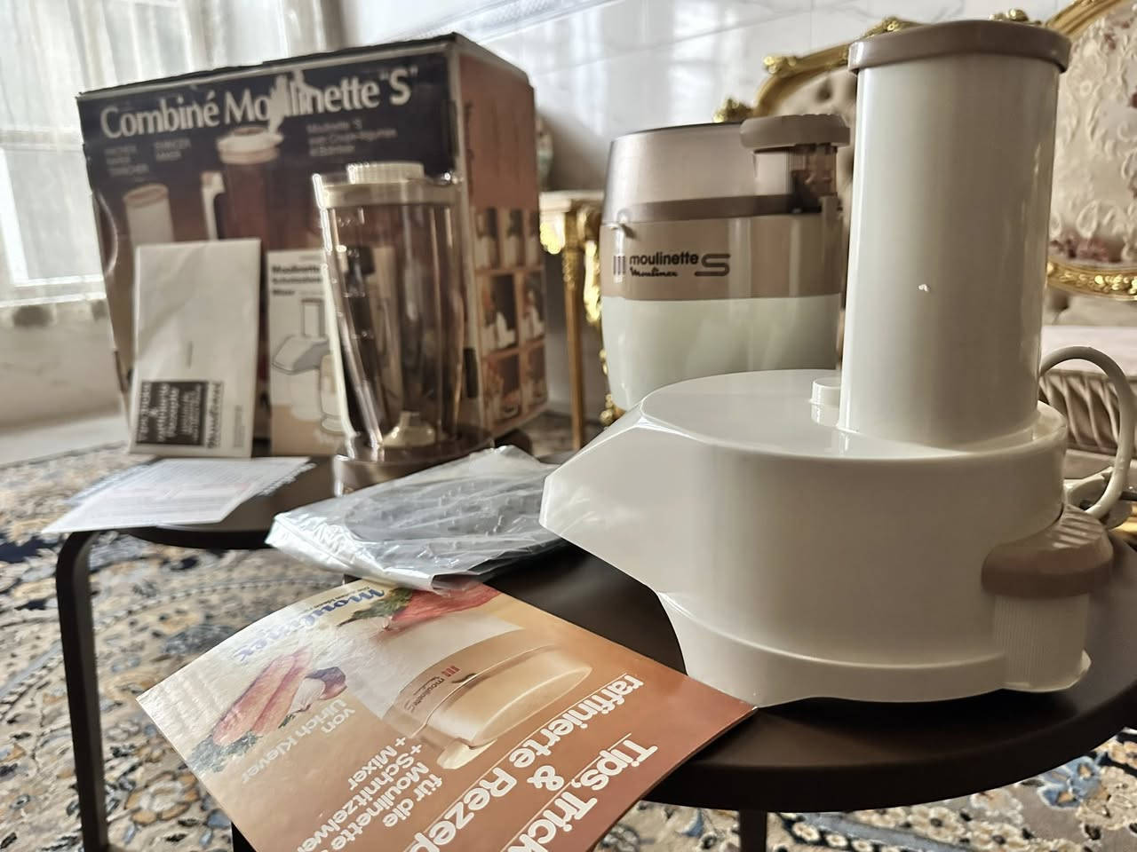 محظرة طعام مع خلاط: Moulinexصناعة فرنسي 
الميزات الرئيسية: محرك فائق بقوة 750 واط مع آلة تقطيع ومكسر جديد غير مستخدم وكما واضح بالصور.
الوظائف الموضحة 
 (ثرم اللحم)
(تبشير)
(برش)
(طحن)
(تقطيع)
(تقطيع إلى شرائح رفيعة)
(مزج+خلط)
من يرغب بالشراء يرجى مراسلة الصفحة وسنرد عليكم باقرب وقت ومن يرغب بالاتصال سيظهر الرقم عند مراسلة الصفحة


**إذا كنت صاحب هذا الإعلان وتريد حذفه لأي سبب، رجاءا أرسل رسالة إلى الدعم الفني**