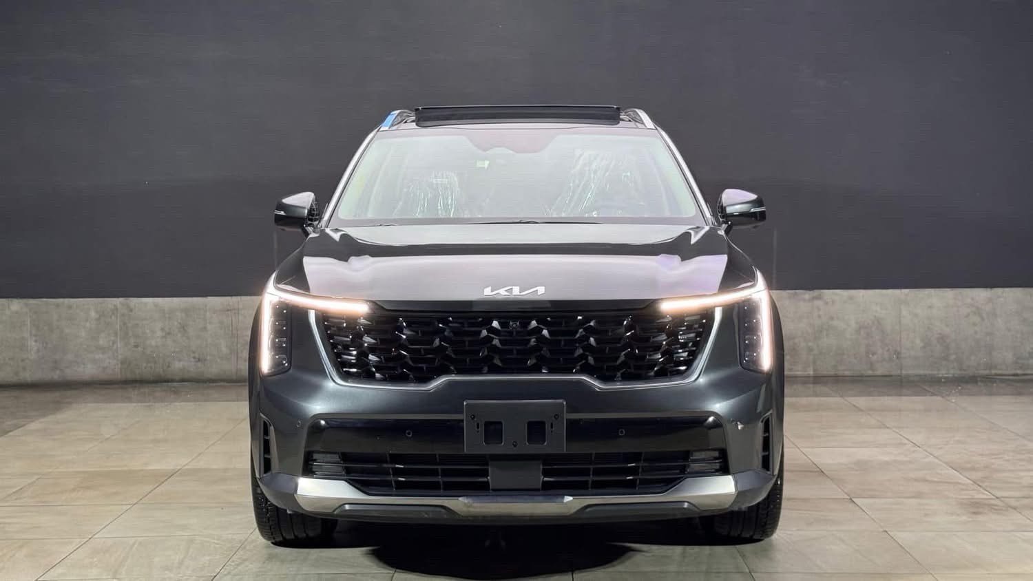 سيارة كيا سورينتو جديدة للبيع. بمحرك V6 قوي وتصميم عصري، السيارة تتميز بمساحة داخلية رحبة وتفاصيل مريحة مثل فتحة السقف والمقاعد المريحة المغلفة. مناسبة للرحلات الطويلة والمغامرات اليومية. لا توجد عيوب أو مشاكل ميكانيكية، والسيارة بحالة الوكالة دون تعديلات أو حوادث.